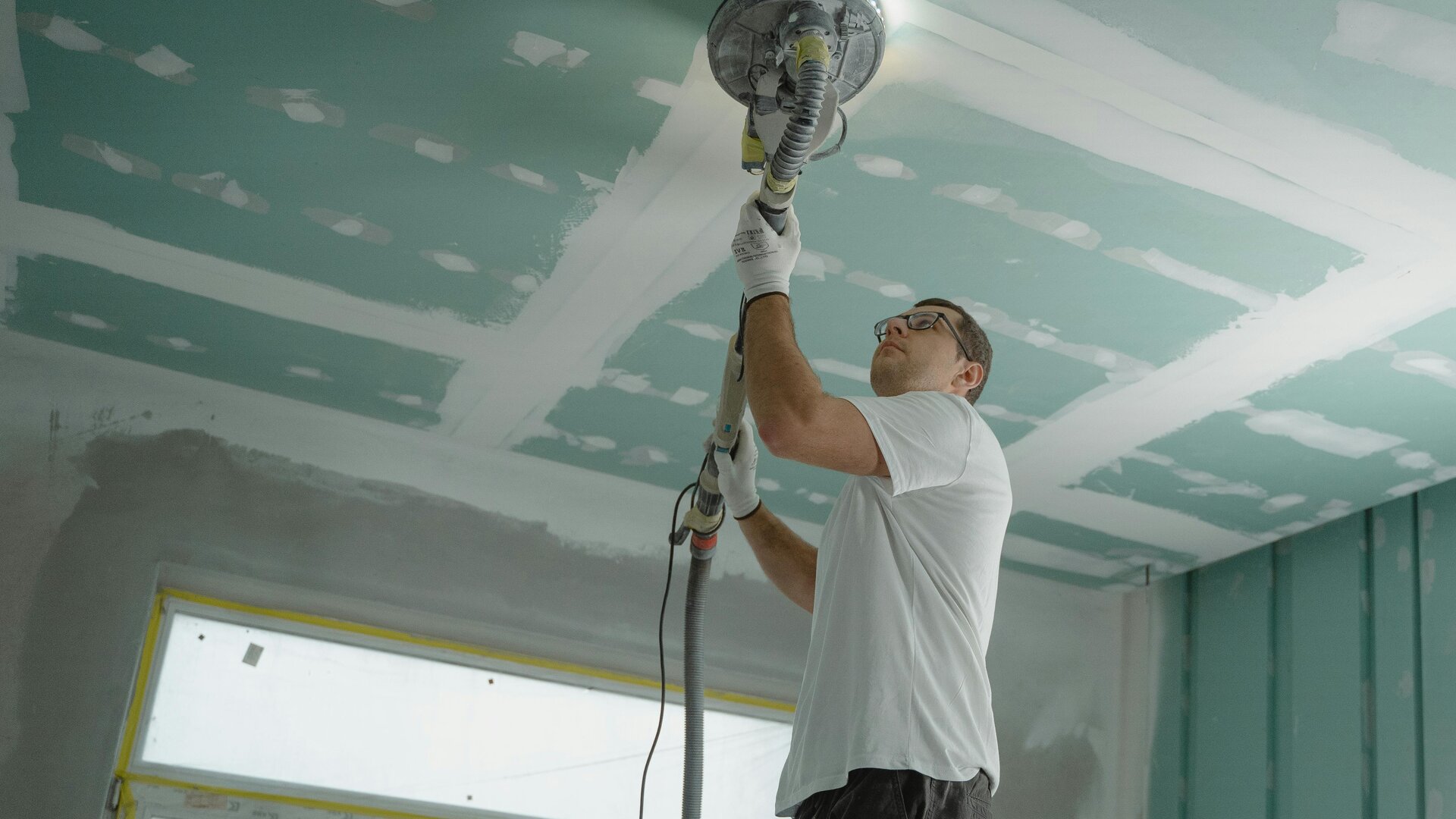 Professional drywall finishing contractor working on ceiling in Emmett, Idaho